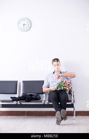 Heureux papa en attendant des nouvelles de la chambre de maternité Banque D'Images