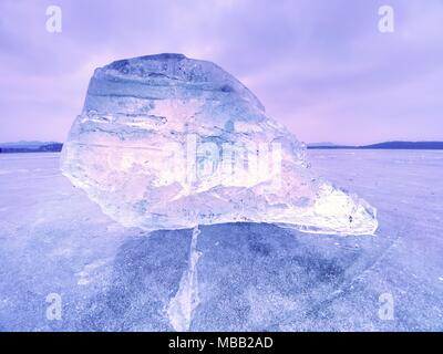 Vue détaillée dans une glace avec des rayures profondes et des fissures. Couper contre floe à ciel du soir et projecteur. Banque D'Images