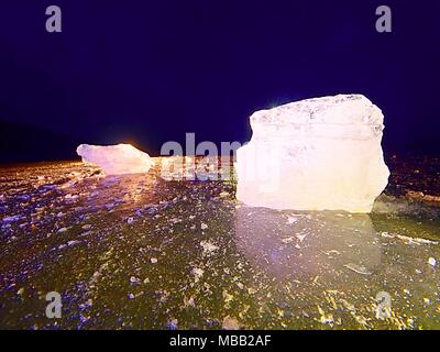 Couper la glace. Cubes écrasés éclairée avec rétroéclairage puissant. Silent Bay avec télévision niveau congelé. Le spectre de la lumière dans la glace. Banque D'Images