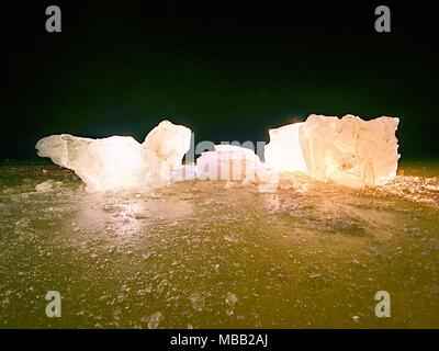 Couper la glace. Cubes écrasés éclairée avec rétroéclairage puissant. Silent Bay avec télévision niveau congelé. Le spectre de la lumière dans la glace. Banque D'Images