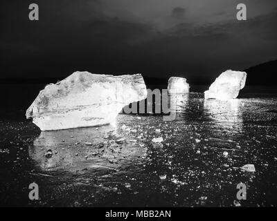 Couper la glace. Cubes écrasés éclairée avec rétroéclairage puissant. Silent Bay avec télévision niveau congelé. Le spectre de la lumière dans la glace. Banque D'Images