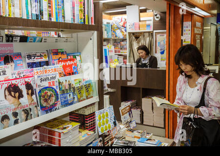 Tokyo Japon,Asie,Orient,Ikebukuro,JR Ikebukuro Station,train,métro,train,train,asiatique Asians ethniquement immigrants minorités,Oriental,femme femmes Banque D'Images