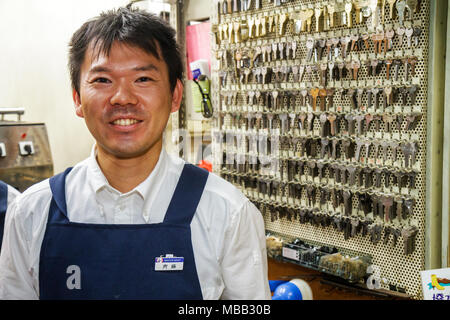 Tokyo Japan,Ikebukuro,JR Ikebukuro Station,train,métro,train,train,Asian Oriental,homme hommes hommes adultes,serrurier,fabricant de clés,sourire,heureux,travail Banque D'Images