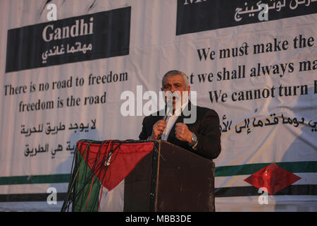 Le président du bureau politique du mouvement islamiste Hamas palestinien Ismail Haniyeh parle au cours d'une manifestation exigeant le droit de retourner dans leur patrie, à l'Israel-Gaza frontière, est de la ville de Gaza, 09 avril 2018. Photo : Wissam Nassar/dpa Banque D'Images