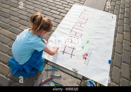 Ceske Budejovice, République tchèque. 09 avr, 2018. Environ 300 personnes se sont réunies sur la place centrale de Ceske Budejovice aujourd'hui, le lundi, Avril 9, 2018, pour rendre hommage aux victimes du camp de concentration de Lety pour les Roms qui avait exploité pendant la Seconde Guerre mondiale, environ 80 km au nord-ouest de la ville. Les participants du Rassemblement fait de feuilles de papier avec les noms des victimes et leurs dates de naissance et de la mort. Crédit : Petr Skrivanek/CTK Photo/Alamy Live News Banque D'Images