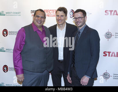 Vancouver, Colombie-Britannique, Canada. 8Th apr 2018. En arrivant sur le tapis rouge de Ruben George le directeur de la nation Tsleil Waututh confiance sacrée Initiative (L), le maire de Vancouver, Gregor Robertson et directeur Zack Embree (R) célèbrent la fin de la C.-B. nouvelles que les lecteurs d'opposition Kinder Morgan à suspendre toutes les dépenses non essentielles sur l'expansion du pipeline Trans Mountain avant la projection du film 'La Dre Embree 'DIRECTEMENT CONCERNÉS : canalisation sous pression'' sur l'opposition à l'expansion du pipeline Trans Mountain au cours des dernières années au Cultch Vancouver East Cultural Centre de Vancouve Banque D'Images