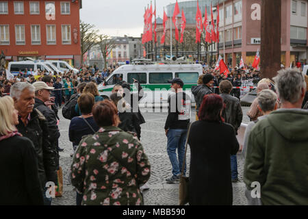 Mainz, Allemagne. 9 avril 2018. Les manifestants de droite sont représentés à la manifestation. Autour de 50 manifestants de droite se sont rassemblés dans le centre-ville de Mayence, pour protester contre le gouvernement allemand, pour la fermeture des frontières et contre les réfugiés sous le slogan 'Merkel doit aller'. Ils étaient environ 400 chahuté par des contre-manifestants. Crédit : Michael Debets/Alamy Live News Banque D'Images