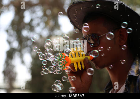 Giza, Egypte. Apr 9, 2018. Un homme souffle bulles pendant la célébration de comédie El-Nessim à Giza zoo de Giza, Egypte, le 9 avril 2018. Les Egyptiens ont célébré le lundi Comédie El-Nessim, un festival traditionnel égyptien marquant le début du printemps. Credit : Ahmed Gomaa/Xinhua/Alamy Live News Banque D'Images