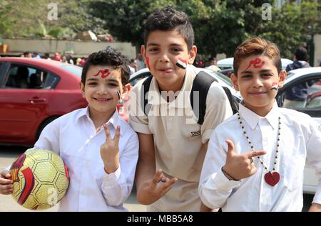 Giza, Egypte. Apr 9, 2018. Enfants posent pour des photos lors de la fête de Sham El-Nessim de Gizeh, Egypte, le 9 avril 2018. Les Egyptiens ont célébré le lundi Comédie El-Nessim, un festival traditionnel égyptien marquant le début du printemps. Credit : Ahmed Gomaa/Xinhua/Alamy Live News Banque D'Images