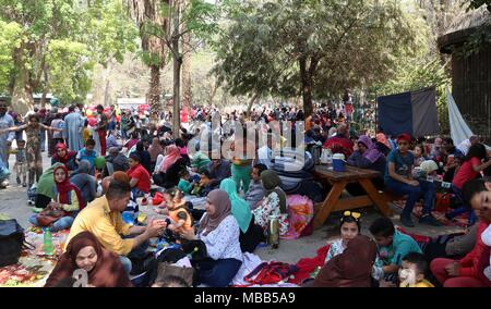 Giza, Egypte. Apr 9, 2018. Les gens célèbrent Comédie El-Nessim à Giza zoo de Giza, Egypte, le 9 avril 2018. Les Egyptiens ont célébré le lundi Comédie El-Nessim, un festival traditionnel égyptien marquant le début du printemps. Credit : Ahmed Gomaa/Xinhua/Alamy Live News Banque D'Images