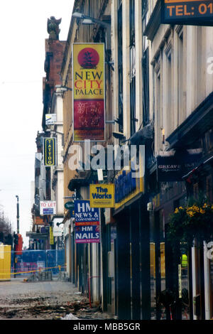 Glasgow, Ecosse, Royaume-Uni. Le 9 avril, 2018. Les travaux de démolition se poursuit sur l'une des rues commerçantes les plus fréquentées de Glasgow, Sauchiehall Street, après un violent incendie détruit nombres 92-96 et 98-106, le 22 mars. La discothèque de Victoria a été détruit par un incendie, ainsi que plusieurs boutiques. Entre-temps, le pavillon, un théâtre populaire et variété historique situé à côté de la scène, sera fermé pour la durée du travail - autour de deux mois - en raison du danger de l'effondrement des bâtiments à proximité. Credit : Iain McGuinness/Alamy Live News Banque D'Images