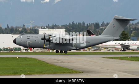 Richmond, Colombie-Britannique, Canada. Apr 9, 2018. La Royal Air Force (RAF) Airbus A400M Atlas (ZM412) quatre turbopropulseurs terres d'avions de transport militaire à l'Aéroport International de Vancouver. Credit : Bayne Stanley/ZUMA/Alamy Fil Live News Banque D'Images