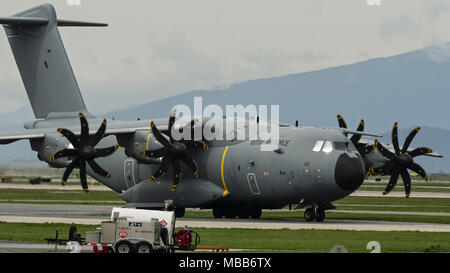 Richmond, Colombie-Britannique, Canada. Apr 9, 2018. La Royal Air Force (RAF) Airbus A400M Atlas (ZM412) quatre turbopropulseurs taxis avions de transport militaire à la position à l'Aéroport International de Vancouver. Credit : Bayne Stanley/ZUMA/Alamy Fil Live News Banque D'Images