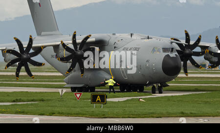 Richmond, Colombie-Britannique, Canada. Apr 9, 2018. La Royal Air Force (RAF) Airbus A400M Atlas (ZM412) quatre turbopropulseurs d'avion de transport militaire est guidée à la position par le personnel au sol à l'Aéroport International de Vancouver. Credit : Bayne Stanley/ZUMA/Alamy Fil Live News Banque D'Images