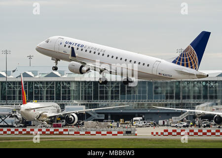 Richmond, Colombie-Britannique, Canada. 29Th sep 2017. Un United Express Embraer E175 (N207SY) narrow-corps-couloir unique avion de ligne bimoteur, exploité par SkyWest Airlines, décolle de l'Aéroport International de Vancouver. Credit : Bayne Stanley/ZUMA/Alamy Fil Live News Banque D'Images