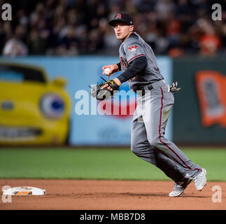 San Francisco, Californie, USA. 09 avr, 2018. Arizona Diamondbacks shortstop Nick Ahmed (13) lancer au premier but pour mettre fin à la septième manche, lors d'un match entre la MLB Diamondbacks de l'Arizona et les Giants de San Francisco à AT&T Park à San Francisco, Californie. Valerie Shoaps/CSM/Alamy Live News Banque D'Images