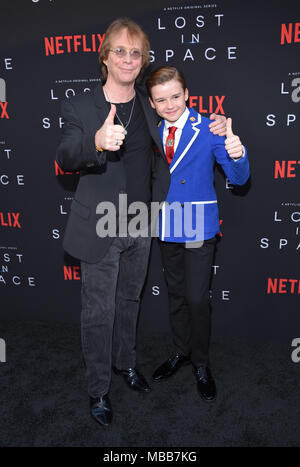 Hollywood, Californie, USA. Apr 9, 2018. Bill Mumy et Maxwell Jenkins arrive pour Netflix's 'Lost in Space' Première au Cinerama Dome. Credit : Lisa O'Connor/ZUMA/Alamy Fil Live News Banque D'Images