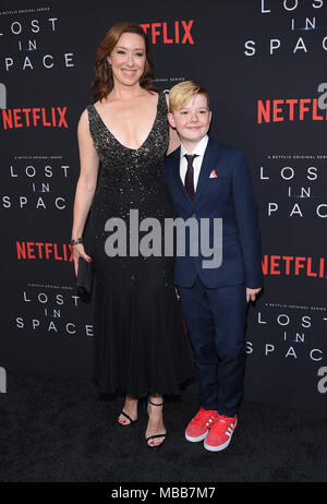 Hollywood, Californie, USA. Apr 9, 2018. Molly Parker et William Bissonnette arrive pour l'Netflix 'Perdu dans l'espace' Première au Cinerama Dome. Credit : Lisa O'Connor/ZUMA/Alamy Fil Live News Banque D'Images