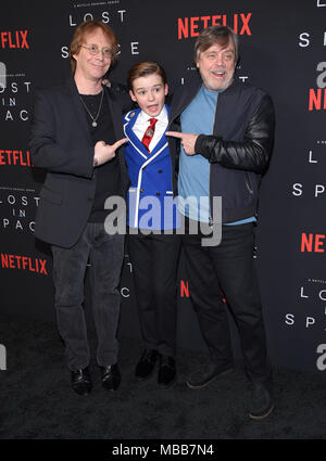 Hollywood, Californie, USA. Apr 9, 2018. Bill Mumy, Maxwell Jenkins et Mark Hamill arrive pour l'Netflix 'Perdu dans l'espace' Première au Cinerama Dome. Credit : Lisa O'Connor/ZUMA/Alamy Fil Live News Banque D'Images