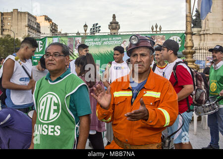 Buenos Aires, capitale fédérale, l'Argentine. Apr 9, 2018. La Curva est une rivière qui se trouve dans le sud-ouest de la province de Santa Cruz dans la République argentine. Les ressorts sont situés sur la frontière argentino-chilien, sur la cordillère des Andes, dans son bassin, il y a un gisement de charbon, et de la ville de Río Turbio-o. Cet après-midi les mineurs de Rio Turbio, accompagné par d'autres travailleurs de l'État a rejeté, mis en place une tente devant le Congrès, où ils ont aussi ont défilé aux flambeaux en signe de protestation contre le licenciement de 500 travailleurs. Credit : Roberto Almeida Aveledo/ZUMA/Alamy Fil Live News Banque D'Images