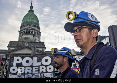 Buenos Aires, capitale fédérale, l'Argentine. Apr 9, 2018. La Curva est une rivière qui se trouve dans le sud-ouest de la province de Santa Cruz dans la République argentine. Les ressorts sont situés sur la frontière argentino-chilien, sur la cordillère des Andes, dans son bassin, il y a un gisement de charbon, et de la ville de Río Turbio-o. Cet après-midi les mineurs de Rio Turbio, accompagné par d'autres travailleurs de l'État a rejeté, mis en place une tente devant le Congrès, où ils ont aussi ont défilé aux flambeaux en signe de protestation contre le licenciement de 500 travailleurs. Credit : Roberto Almeida Aveledo/ZUMA/Alamy Fil Live News Banque D'Images