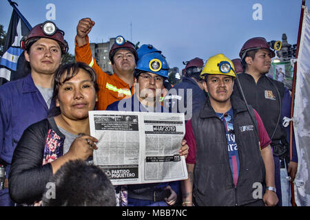 Buenos Aires, capitale fédérale, l'Argentine. Apr 9, 2018. La Curva est une rivière qui se trouve dans le sud-ouest de la province de Santa Cruz dans la République argentine. Les ressorts sont situés sur la frontière argentino-chilien, sur la cordillère des Andes, dans son bassin, il y a un gisement de charbon, et de la ville de Río Turbio-o. Cet après-midi les mineurs de Rio Turbio, accompagné par d'autres travailleurs de l'État a rejeté, mis en place une tente devant le Congrès, où ils ont aussi ont défilé aux flambeaux en signe de protestation contre le licenciement de 500 travailleurs. Credit : Roberto Almeida Aveledo/ZUMA/Alamy Fil Live News Banque D'Images