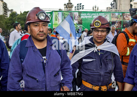 Buenos Aires, capitale fédérale, l'Argentine. Apr 9, 2018. La Curva est une rivière qui se trouve dans le sud-ouest de la province de Santa Cruz dans la République argentine. Les ressorts sont situés sur la frontière argentino-chilien, sur la cordillère des Andes, dans son bassin, il y a un gisement de charbon, et de la ville de Río Turbio-o. Cet après-midi les mineurs de Rio Turbio, accompagné par d'autres travailleurs de l'État a rejeté, mis en place une tente devant le Congrès, où ils ont aussi ont défilé aux flambeaux en signe de protestation contre le licenciement de 500 travailleurs. Credit : Roberto Almeida Aveledo/ZUMA/Alamy Fil Live News Banque D'Images