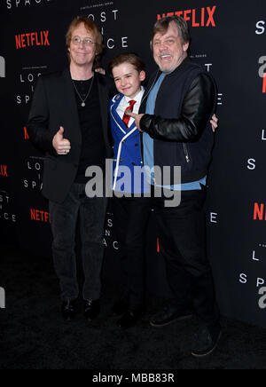 Hollywood, CA, USA. Apr 9, 2018. Billy Mumy, Maxwell Jenkins, Mark Hamill. L'NETFLIX ''Perdu dans l'espace'' Saison 1 Premiere événement tenu au Arclight Cinerama Dome d'Hollywood. Credit : Birdie Thompson/AdMedia/ZUMA/Alamy Fil Live News Banque D'Images