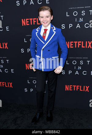 Hollywood, CA, USA. Apr 9, 2018. Maxwell Jenkins. L'NETFLIX ''Perdu dans l'espace'' Saison 1 Premiere événement tenu au Arclight Cinerama Dome d'Hollywood. Credit : Birdie Thompson/AdMedia/ZUMA/Alamy Fil Live News Banque D'Images