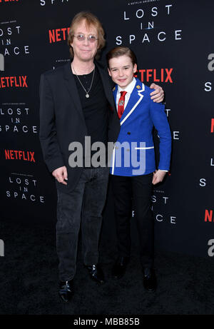 Hollywood, CA, USA. Apr 9, 2018. Billy Mumy, Maxwell Jenkins. L'NETFLIX ''Perdu dans l'espace'' Saison 1 Premiere événement tenu au Arclight Cinerama Dome d'Hollywood. Credit : Birdie Thompson/AdMedia/ZUMA/Alamy Fil Live News Banque D'Images