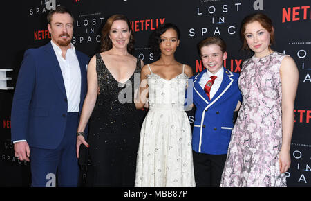 Hollywood, CA, USA. Apr 9, 2018. Toby Stephens, Molly Parker, Taylor Russell, Maxwell Jenkins, Mina Sundwall. L'NETFLIX ''Perdu dans l'espace'' Saison 1 Premiere événement tenu au Arclight Cinerama Dome d'Hollywood. Credit : Birdie Thompson/AdMedia/ZUMA/Alamy Fil Live News Banque D'Images