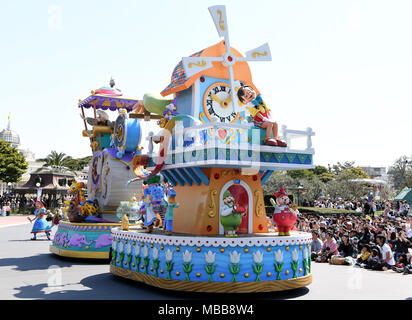 Tokyo, Japon. 10 avr, 2018. Le Tokyo Disneyland est titulaire d'une répétition pour la célébration du 35ème anniversaire de l'ouverture à Tokyo, Japon, le 10 avril 2018. Le Tokyo Disneyland a ouvert ses portes le 15 Apirl, 1983. Credit : Ma Ping/Xinhua/Alamy Live News Banque D'Images