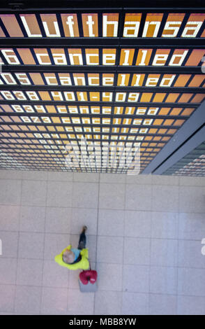 10 avril 2018, Allemagne, Dortmund : Les passagers passent devant un écran montrant des annulations. Lufthansa 240 vols ont été annulés à l'aéroport de Munich. Syndicat Verdi a appelé à des grèves de la fonction publique. Photo : Matthias Balk/dpa Banque D'Images