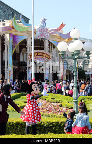 Urayasu, au Japon. 10 avr, 2018. Personnage de Disney Minnie accueille les clients à l'entrée du Tokyo Disneyland à Urayasu, réseau express régional durng de Tokyo d'une presse d'aperçu pour l'événement 35e anniversaire du parc le mardi 10 avril, 2018. Tokyo Disneyland fêtera son 35e anniversaire le 15 avril et les nouvelles attractions de la plus heureuse célébration' sera occupé pendant un an. Credit : Yoshio Tsunoda/AFLO/Alamy Live News Banque D'Images