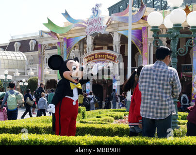 Urayasu, au Japon. 10 avr, 2018. Personnage de Disney Mickey accueille les clients à l'entrée du Tokyo Disneyland à Urayasu, réseau express régional durng de Tokyo d'une presse d'aperçu pour l'événement 35e anniversaire du parc le mardi 10 avril, 2018. Tokyo Disneyland fêtera son 35e anniversaire le 15 avril et les nouvelles attractions de la plus heureuse célébration' sera occupé pendant un an. Credit : Yoshio Tsunoda/AFLO/Alamy Live News Banque D'Images