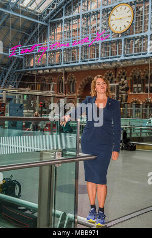 St Pancras, London, UK. 10 avr, 2018. Je veux que mon temps avec vous par Tracey Emin CEPB RA (photo). La Royal Academy of Arts et HS1 révèlent la terrasse 2018 installation des fils à St Pancras International, Londres. L'ouvrage mesure 20 mètres et sera la plus grande base de texte travailler Emin a fait à ce jour. Il restera sur l'écran jusqu'à la fin de l'année pour marquer le 250e anniversaire de la Royal Academy of Arts et le 150e anniversaire de St Pancras. Crédit : Guy Bell/Alamy Live News Banque D'Images