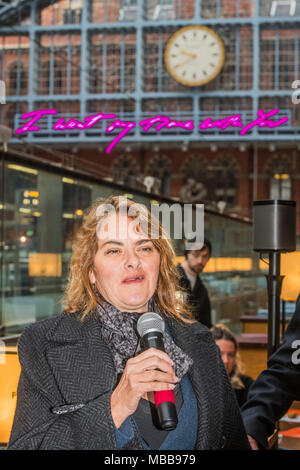 St Pancras, London, UK. 10 avr, 2018. Je veux que mon temps avec vous par Tracey Emin CEPB RA (photo). La Royal Academy of Arts et HS1 révèlent la terrasse 2018 installation des fils à St Pancras International, Londres. L'ouvrage mesure 20 mètres et sera la plus grande base de texte travailler Emin a fait à ce jour. Il restera sur l'écran jusqu'à la fin de l'année pour marquer le 250e anniversaire de la Royal Academy of Arts et le 150e anniversaire de St Pancras. Crédit : Guy Bell/Alamy Live News Banque D'Images