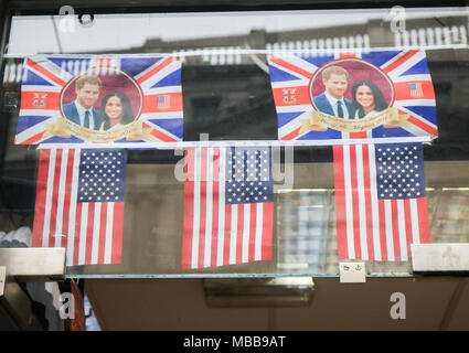 London UK. 10 avril 2018. Photos de Son Altesse Royale le prince Harry et sa fiancée Meghan Markle imprimés sur les drapeaux Union Jack accrocher sont affichées à un magasin de souvenirs dans le centre avant la mariage royal au château de Windsor le 19 mai 2018 Crédit : amer ghazzal/Alamy Live News Banque D'Images