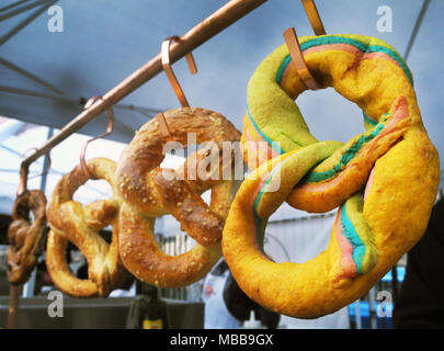 07 avril 2018, nous, New York : Arc-en-ciel, les bretzels sont sur l'affichage à l'Alfred Di Martini's stand de Bretzels Bretzels "Pretiola·s'. Photo : Johannes Schmitt-Tegge/dpa Banque D'Images