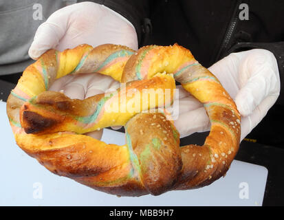 New York, USA. 07Th avr, 2018. 07 avril 2018, nous, New York, Alfred Di Martini présente ses bariolé de stand de Bretzels Bretzels "Pretiola·s'. Credit : Johannes Schmitt-Tegge/dpa/Alamy Live News Banque D'Images