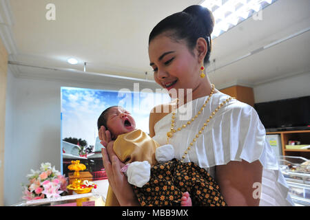 (180410) -- BANGKOK, 10 avril 2018 (Xinhua) -- L'infirmière un bébé nouveau-né habillé en costume traditionnel thaïlandais avant le prochain Festival de Songkran, le Nouvel An thaï, dans un hôpital de Bangkok, Thaïlande, avril. 10, 2018. (Xinhua/Sageamsak Rachen) (zjl) Banque D'Images