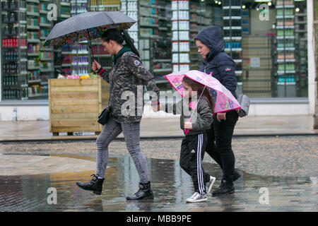 Preston, Lancashire. 10 avr, 2018. Météo britannique. De fortes pluies diluviennes dans le centre-ville avec une prévision pour plus fortes averses de remplacer le temps de printemps chaud et ensoleillé d'hier. /AlamyLiveNews MediaWorldImages : crédit. Banque D'Images