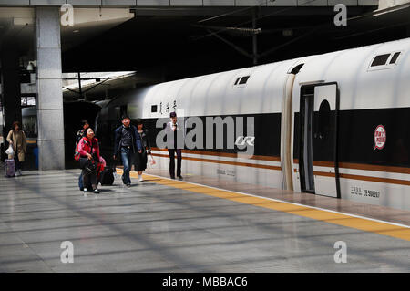 (180410) -- SHANGHAI, 10 avril 2018 (Xinhua) -- Les passagers à pied à bord d'un train à l'est de Fuxing de Shanghai de la Chine à Beijing à la gare de Shanghai, le 10 avril 2018. China Railway Corporation, le transporteur ferroviaire du pays, mis à jour son schéma de planification du service mardi. (Xinhua/Fang Zhe)(mcg) Banque D'Images