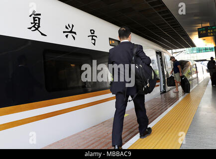 (180410) -- SHANGHAI, 10 avril 2018 (Xinhua) -- Les passagers à bord d'un train à l'est de Fuxing de Shanghai de la Chine à Beijing à la gare de Shanghai, le 10 avril 2018. China Railway Corporation, le transporteur ferroviaire du pays, mis à jour son schéma de planification du service mardi. (Xinhua/Fang Zhe)(mcg) Banque D'Images