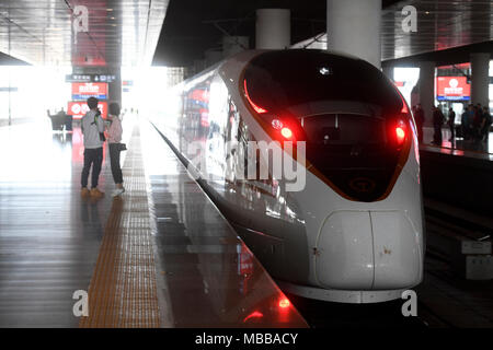 (180410) -- HANGZHOU, 10 avril 2018 (Xinhua) -- un train de Hangzhou Hefang à Pékin quitte une gare ferroviaire le 10 avril 2018. China Railway Corporation, le transporteur ferroviaire du pays, mis à jour son schéma de planification du service mardi. (Xinhua/Huang Zongzhi)(mcg) Banque D'Images