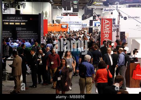 Las Vegas, NV, USA. Apr 9, 2018. Atmosphère foule présents pour National Association of Broadcasters NAB Show - MON, Las Vegas Convention Center, Las Vegas, NV, le 9 avril 2018. Credit : JA/Everett Collection/Alamy Live News Banque D'Images