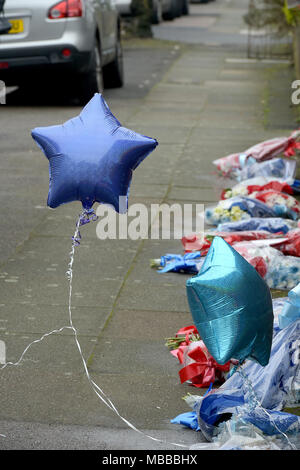 Hither Green, le sud de Londres, au Royaume-Uni. 10 avril 2018. Tributs floraux à Henry Vincent tué par Richard Osborn-Brooks démoli la nuit dans le sud de Londres vert ici. Crédit : MARTIN DALTON/Alamy Live News Banque D'Images