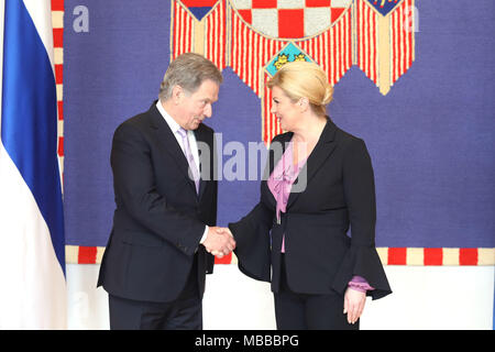 Zagreb, Croatie. 10 avr, 2018. Visiter le président finlandais Sauli Niinisto (L), serre la main du Président croate Kolinda Grabar-Kitarovic lors d'une rencontre au Palais présidentiel de Zagreb, capitale de la Croatie, le 10 avril 2018. Sauli Niinisto est une visite d'État à la Croatie, du mardi au jeudi. Credit : Patrik Macek/Xinhua/Alamy Live News Banque D'Images