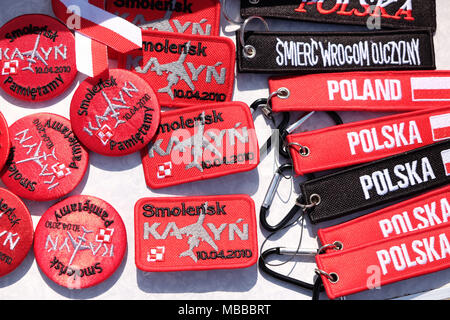 Varsovie, Pologne - Mardi 10 avril 2018 - Souvenir d'insignes en vente sur plac Pilsudskiego pour le service commémoratif à la mémoire des victimes de l'Smolensk ( Russie ) air crash en 2010 lorsqu'une armée de l'Air polonaise d'un VIP tuant 96 personnes dont le président de Pologne Lech Kaczynski et son épouse Maria. Photo Steven Mai / Alamy Live News Banque D'Images