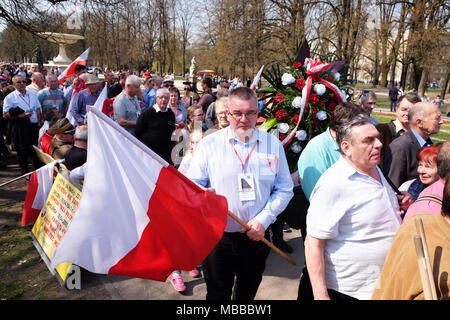 Varsovie, Pologne - Mardi 10 avril 2018 - file d'attente comme ils arrivent à Plac Pilsudskiego de prendre part à la commémoration publique pour se souvenir des victimes de la Smolensk ( Russie ) air crash en 2010 lorsqu'une armée de l'Air polonaise d'un VIP tuant 96 personnes dont le président de Pologne Lech Kaczynski et son épouse Maria. Photo Steven Mai / Alamy Live News Banque D'Images